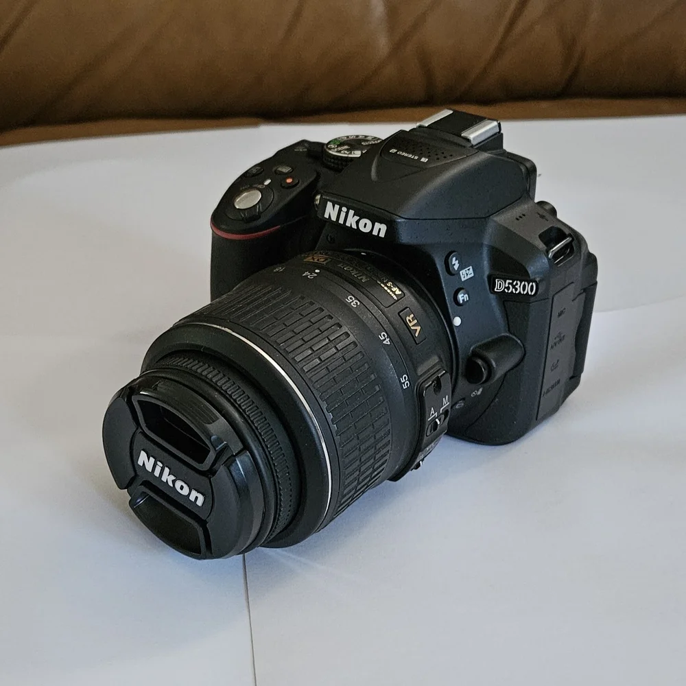 Nikon D5300 DSLR Camera 24.2MP With 18-55mm VR Lens +Charger.